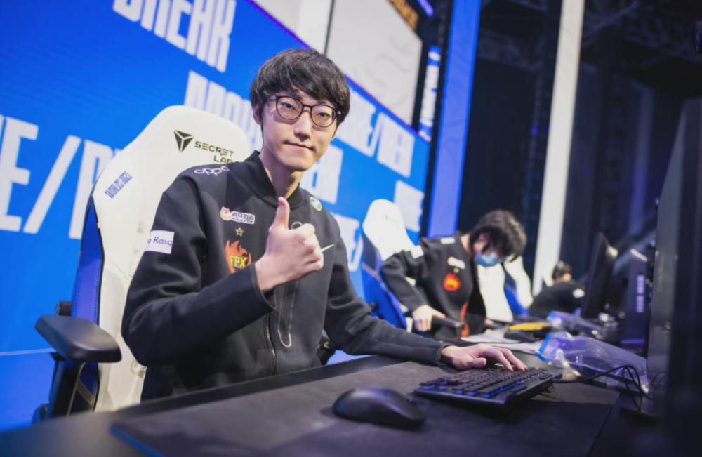 九游娱乐app官网-从Doinb连续五场比赛得分超过夺冠到里尔集结日更衣室发声，窗口期费耶诺德调整名单以备英超